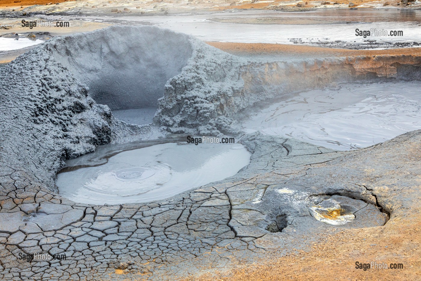 BASSINS DE BOUE GRISE BOUILLONNANTS ET FUMEROLLES EMETTANT DU GAZ SULFURIQUE, SITE GEOTHERMIQUE DE HVERAROND, PAYSAGE DU VOLCANISME DE NAMASKARD, REYKJAHLID, ISLANDE, EUROPE 
