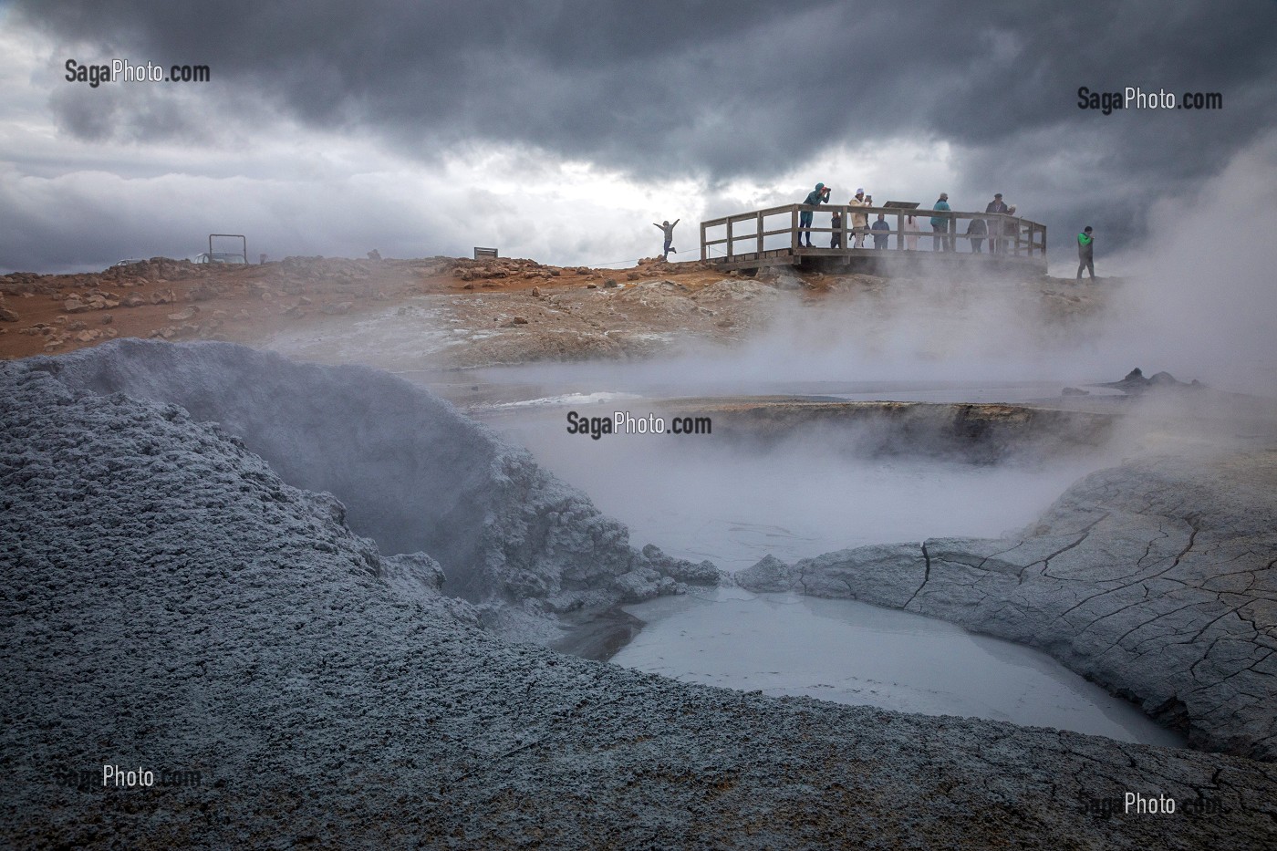 BASSINS DE BOUE GRISE BOUILLONNANTS ET FUMEROLLES EMETTANT DU GAZ SULFURIQUE, SITE GEOTHERMIQUE DE HVERAROND, PAYSAGE DU VOLCANISME DE NAMASKARD, REYKJAHLID, ISLANDE, EUROPE 