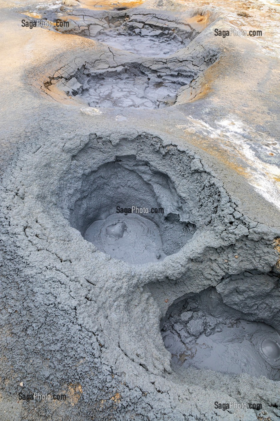 BASSINS DE BOUE GRISE BOUILLONNANTS ET FUMEROLLES EMETTANT DU GAZ SULFURIQUE, SITE GEOTHERMIQUE DE HVERAROND, PAYSAGE DU VOLCANISME DE NAMASKARD, REYKJAHLID, ISLANDE, EUROPE 