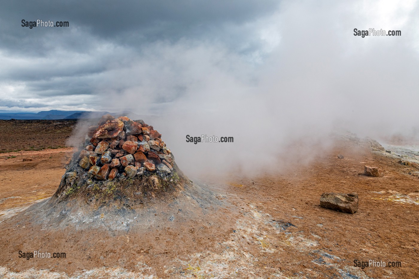 FUMEUR SULFURIQUE, MONTICULE DE PIERRE CHAUDE EMETTANT DU GAZ SULFURIQUE, SITE GEOTHERMIQUE DE HVERAROND, PAYSAGE DU VOLCANISME DE NAMASKARD, REYKJAHLID, ISLANDE, EUROPE 