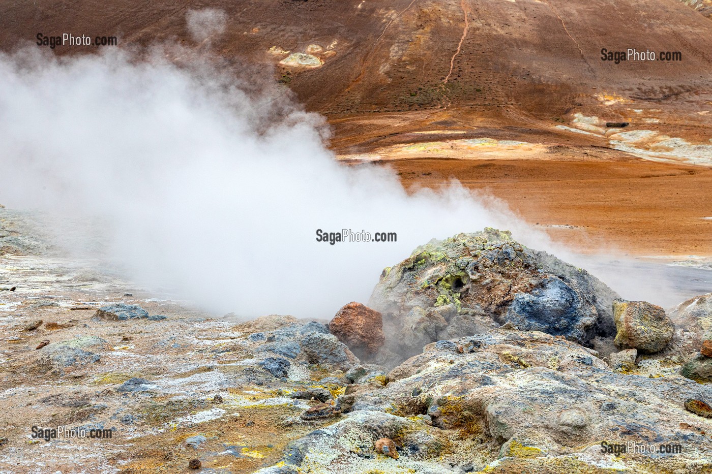 BASSINS DE BOUE GRISE BOUILLONNANTS ET FUMEROLLES EMETTANT DU GAZ SULFURIQUE, SITE GEOTHERMIQUE DE HVERAROND, PAYSAGE DU VOLCANISME DE NAMASKARD, REYKJAHLID, ISLANDE, EUROPE 