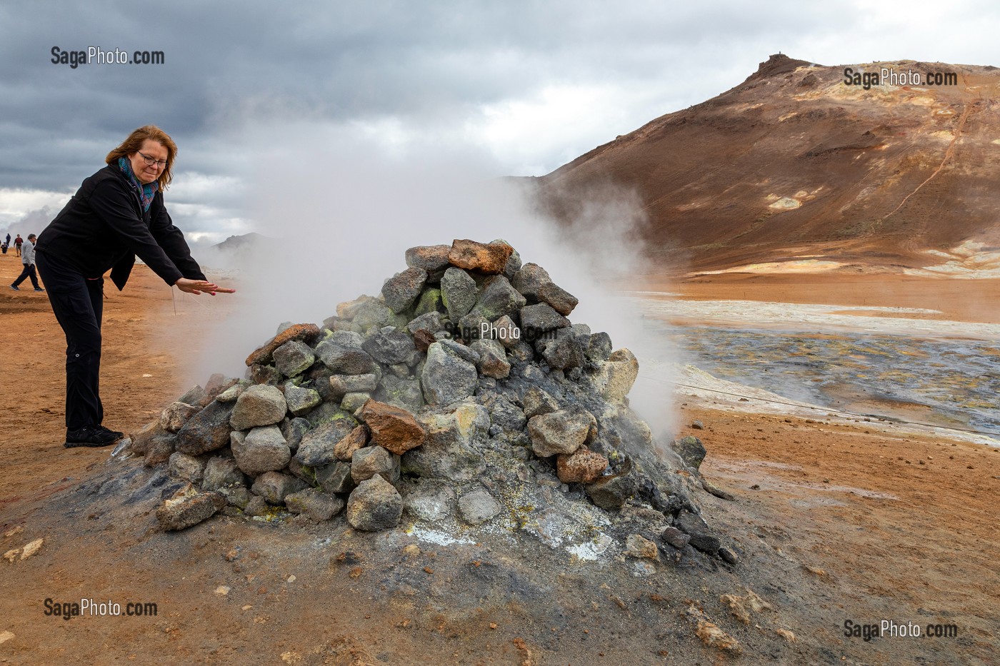 FUMEUR SULFURIQUE, MONTICULE DE PIERRE CHAUDE EMETTANT DU GAZ SULFURIQUE, SITE GEOTHERMIQUE DE HVERAROND, PAYSAGE DU VOLCANISME DE NAMASKARD, REYKJAHLID, ISLANDE, EUROPE 