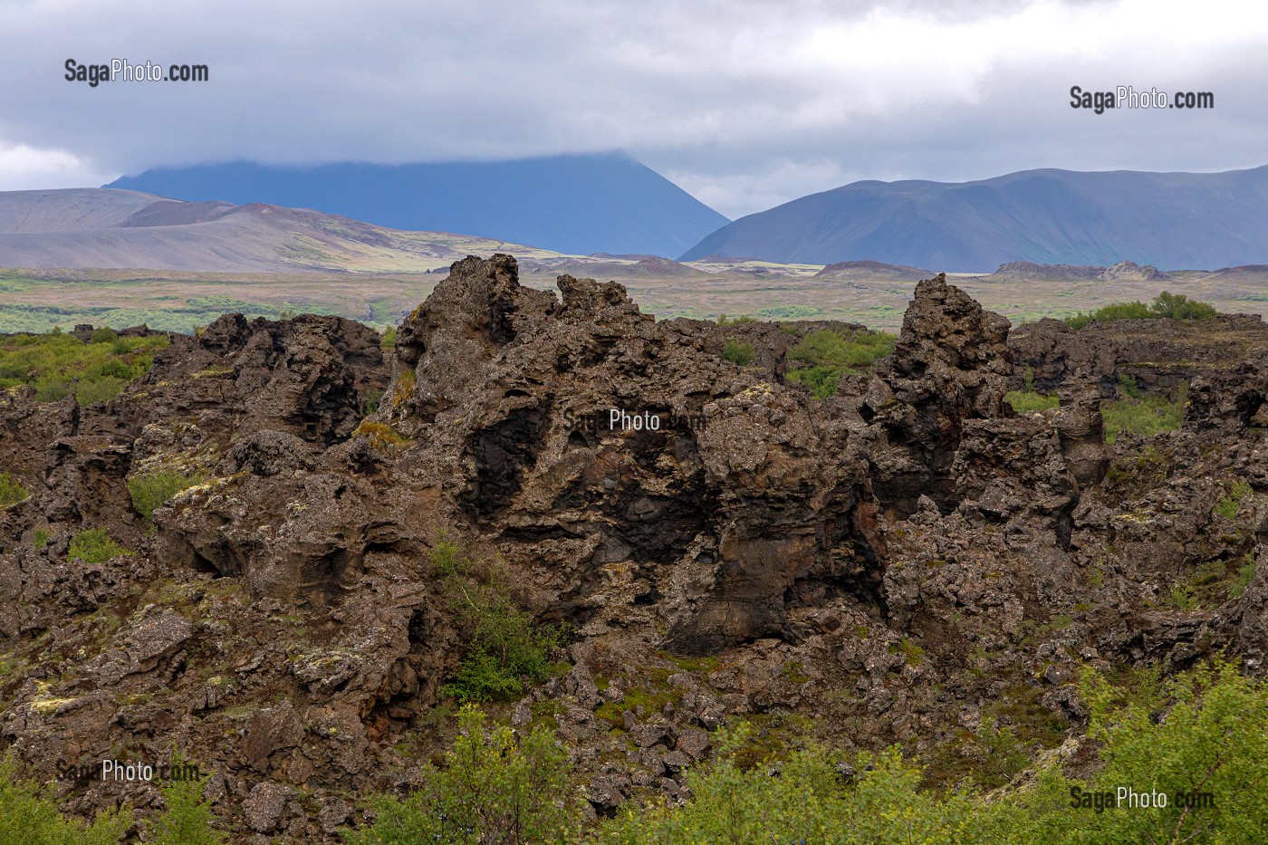 SITE VOLCANIQUE DES CHATEAUX NOIRS, PROMENADE AU MILIEU DES FORMATIONS DE LAVE, BORGIR, MYVATN, ISLANDE, EUROPE 