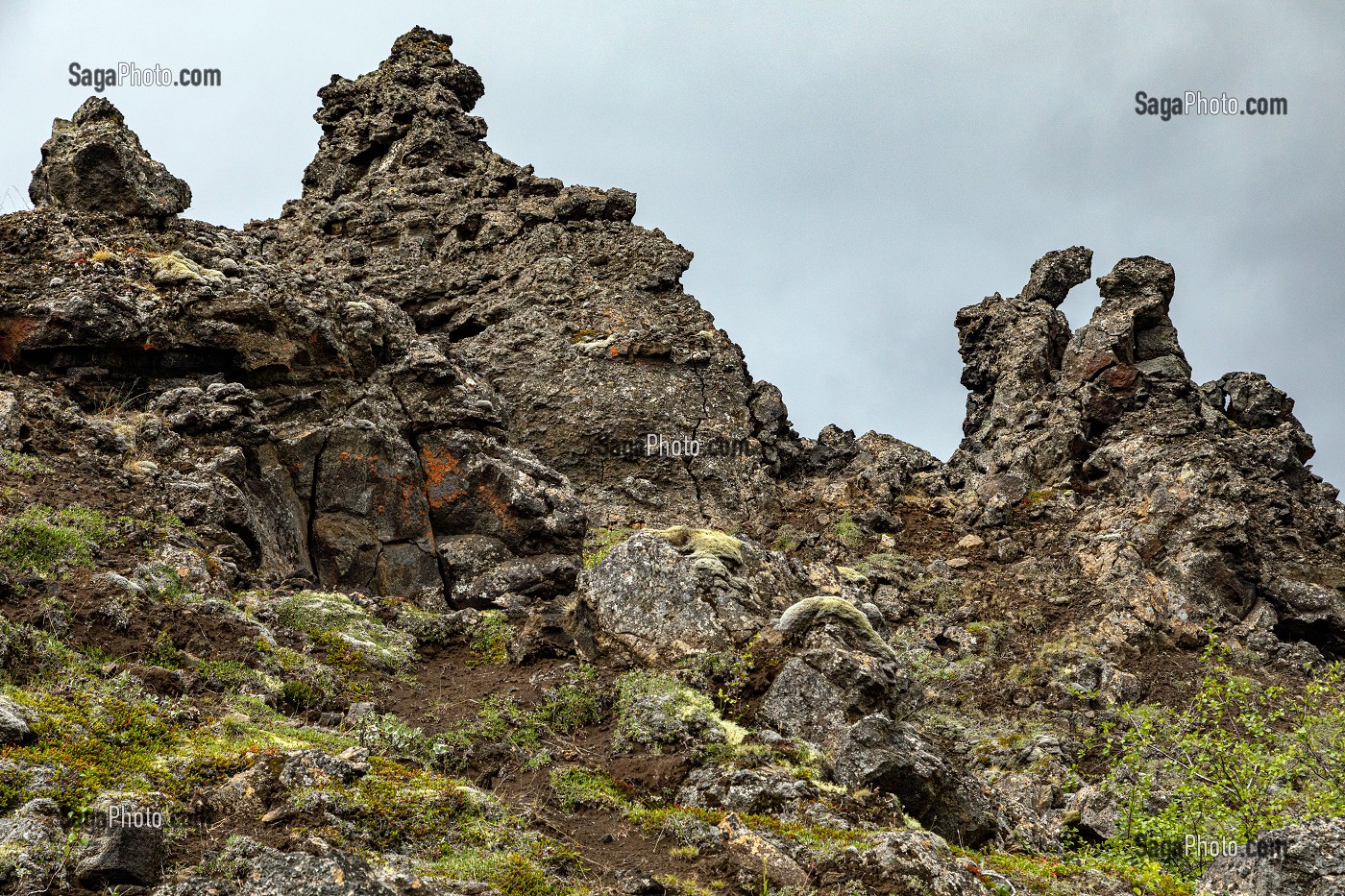 SITE VOLCANIQUE DES CHATEAUX NOIRS, PROMENADE AU MILIEU DES FORMATIONS DE LAVE, BORGIR, MYVATN, ISLANDE, EUROPE 