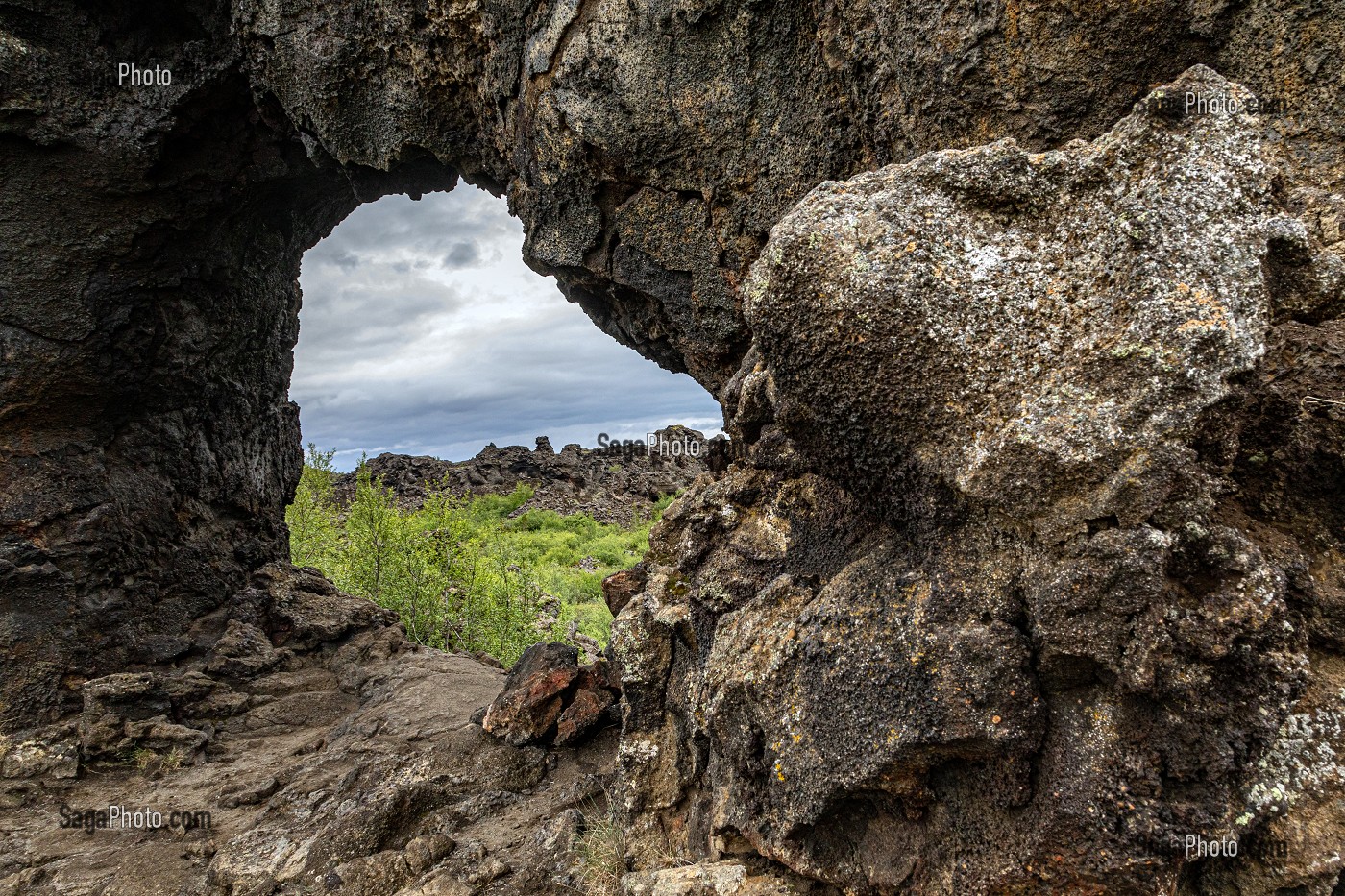 SITE VOLCANIQUE DES CHATEAUX NOIRS, PROMENADE AU MILIEU DES FORMATIONS DE LAVE, BORGIR, MYVATN, ISLANDE, EUROPE 