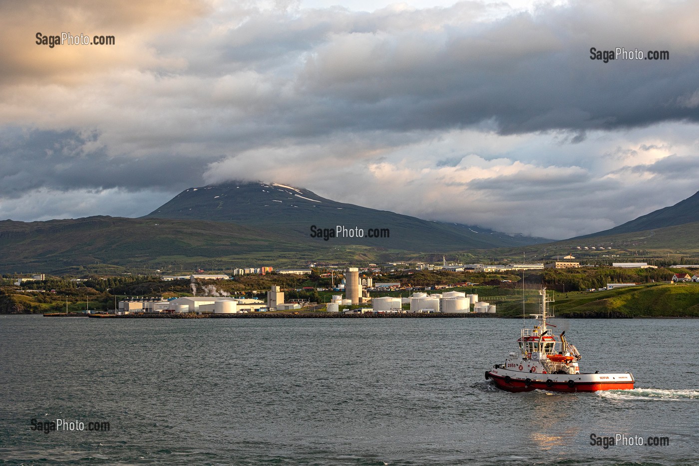 BATEAU PILOTE DEVANT LE PORT COMMERCIAL AVEC LES CUVES SE STOCKAGE DE CARBURANT, ZONE PORTUAIRE, AKUREYRI, ISLANDE, EUROPE 