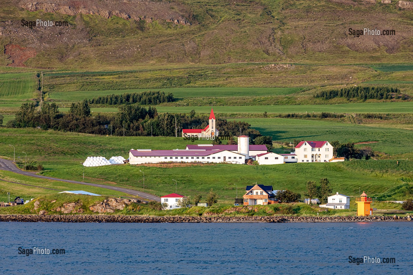 FERME ET EGLISE DU PETIT VILLAGE DE SVALBAROSKIRKJA, AU BORD DU FJORD DE AKUREYRI, ISLANDE, EUROPE 