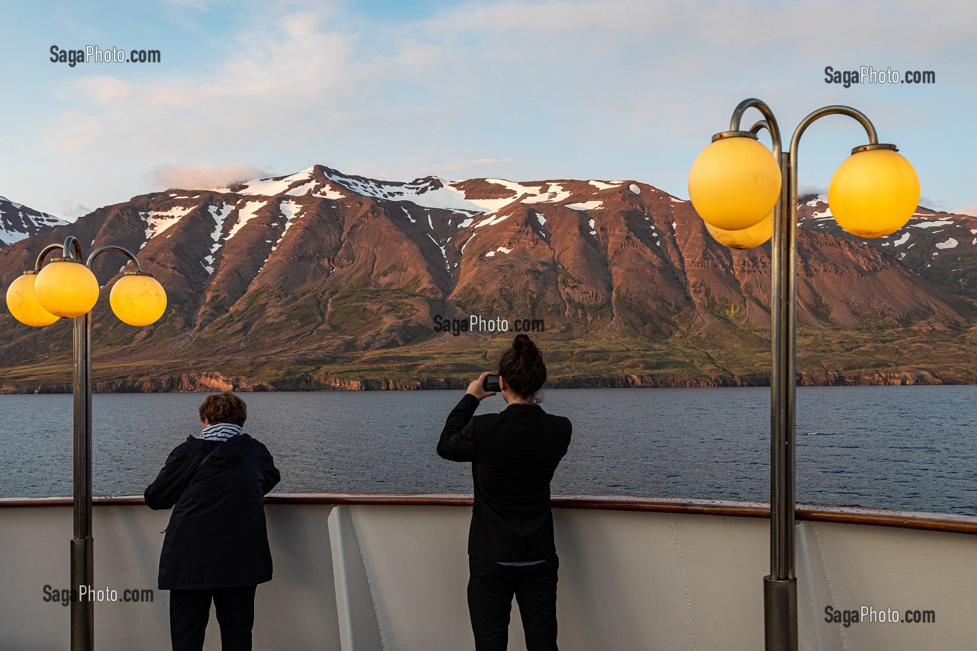 NAVIGATION DU BATEAU DE CROISIERE ASTORIA DANS LE FJORD DE AKUREYRI, ISLANDE, EUROPE 