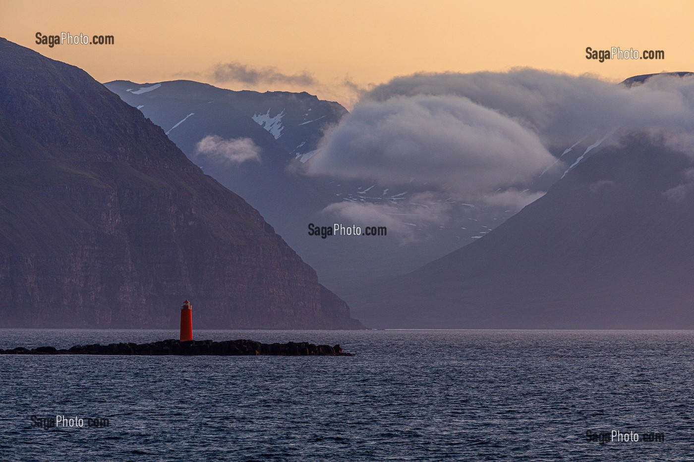 PETIT PHARE ROUGE DE L'ILE DE HIRSEY AU SOLEIL DE MINUIT EN ETE, NAVIGATION DANS LE FJORD EYJAFJORDUR VERS AKUREYRI, ISLANDE, EUROPE 