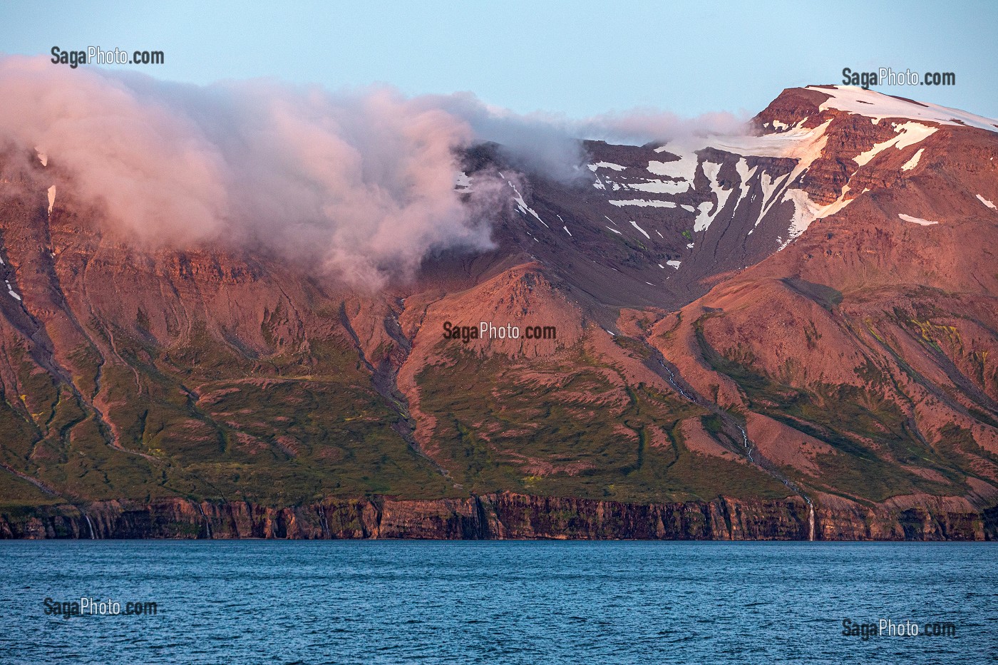 MONTAGNE ENNEIGEE AU SOLEIL DE MINUIT EN ETE, NAVIGATION DANS LE FJORD EYJAFJORDUR VERS AKUREYRI, ISLANDE, EUROPE 