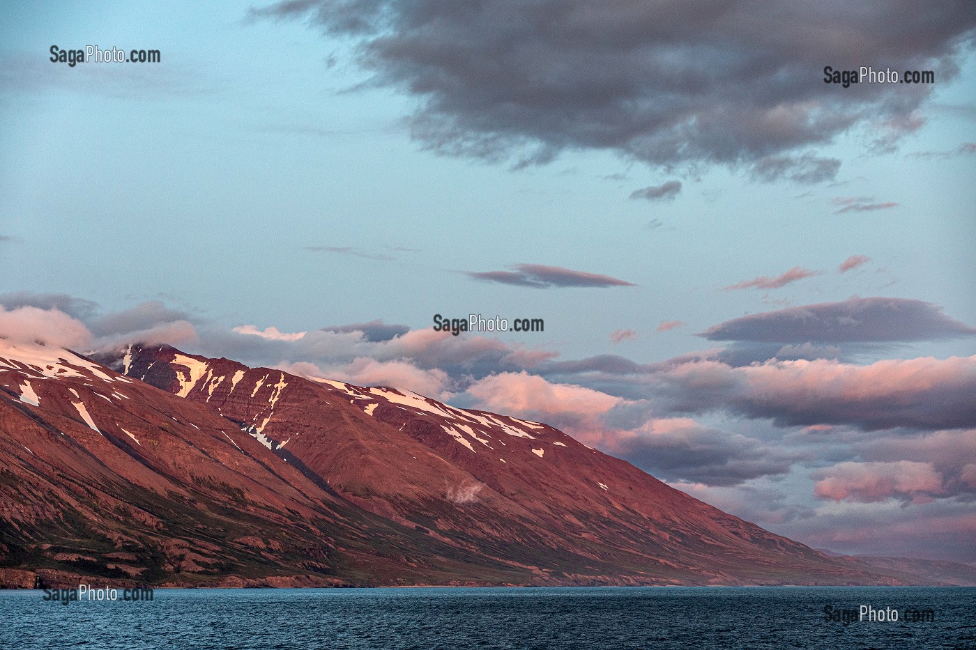 MONTAGNE ENNEIGEE AU SOLEIL DE MINUIT EN ETE, NAVIGATION DANS LE FJORD EYJAFJORDUR VERS AKUREYRI, ISLANDE, EUROPE 