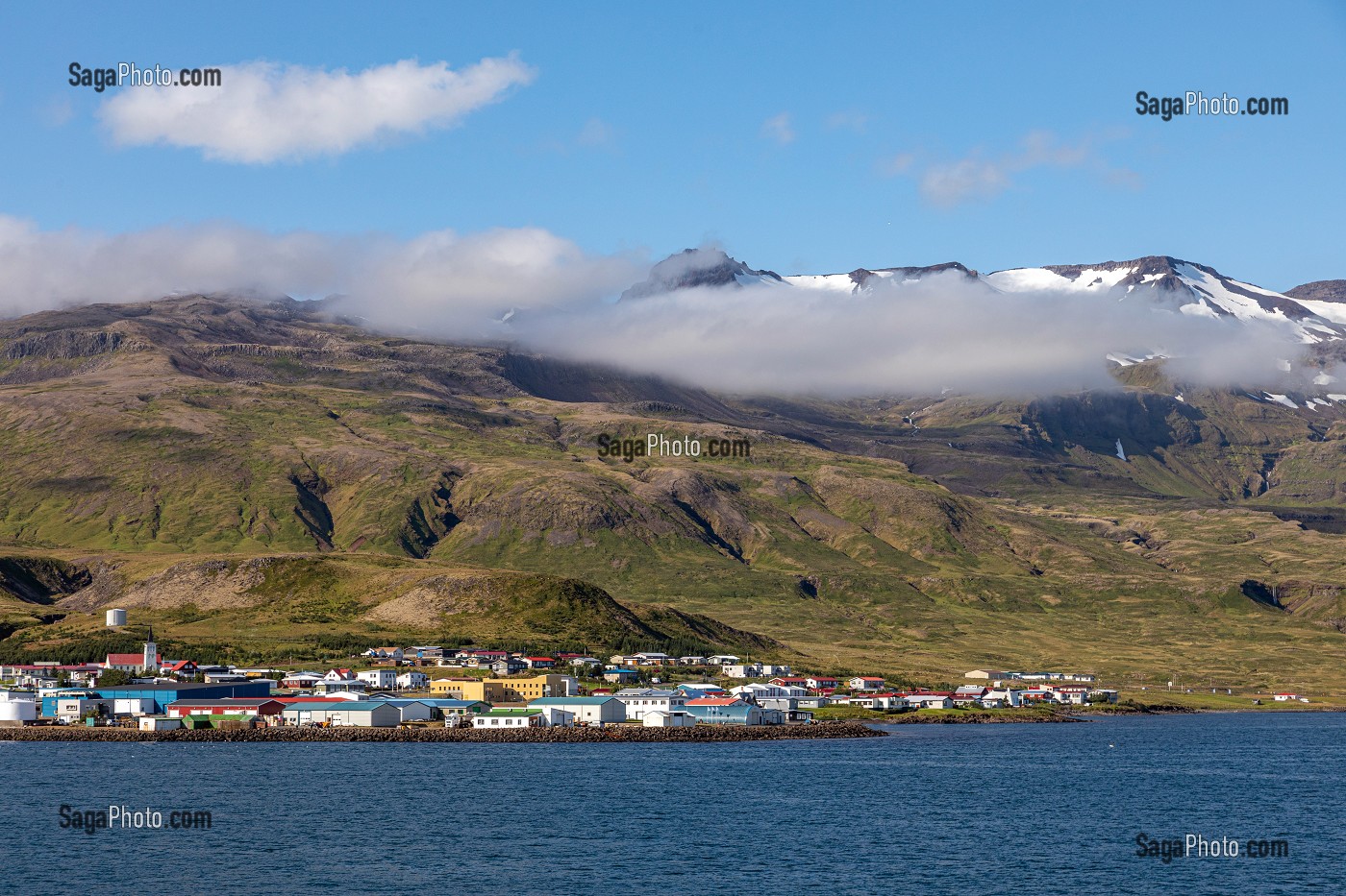 VILLAGE DE ISAFJORDUR, FJORD ISAFJARDARJUP, ISLANDE, EUROPE 