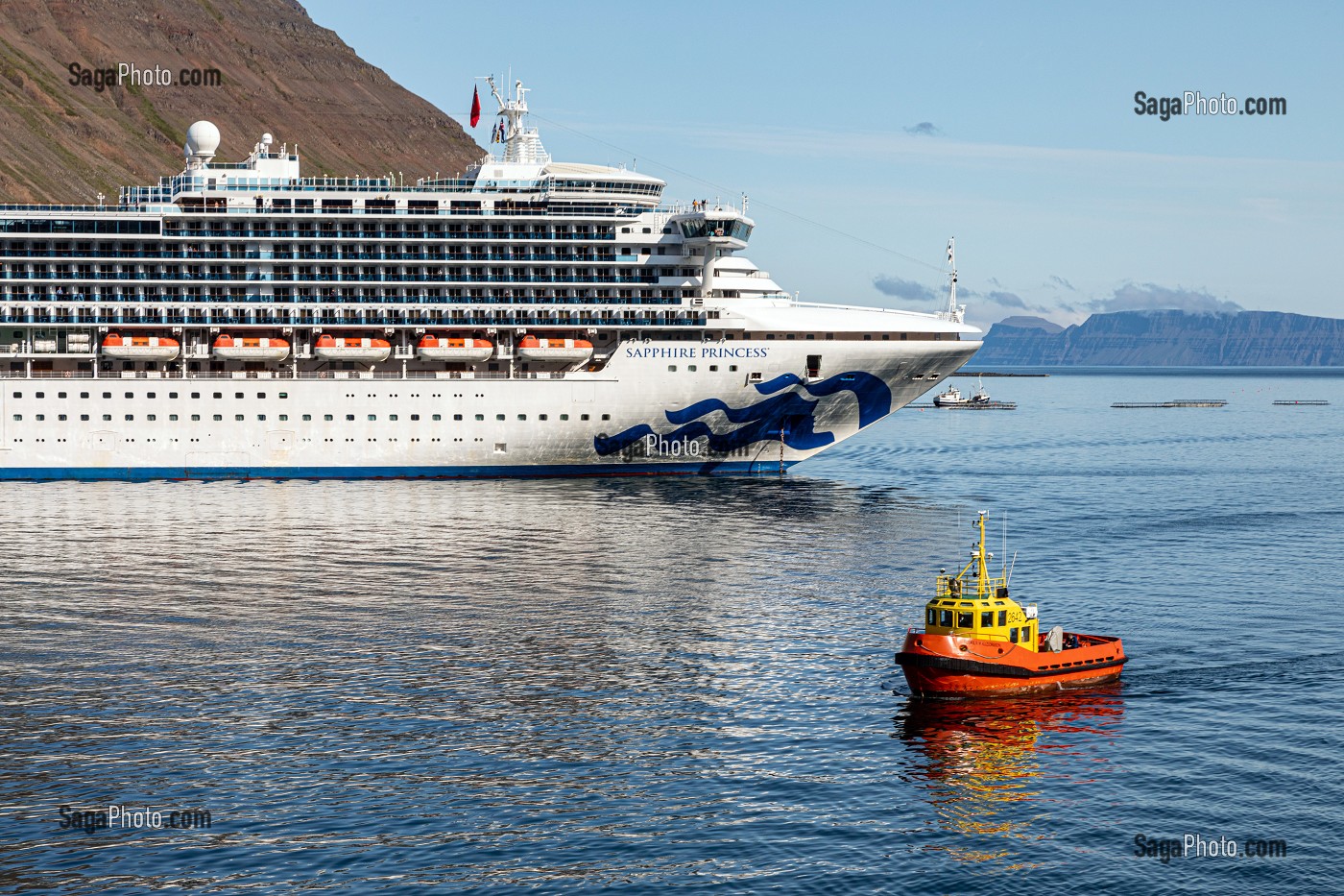 BATEAU PILOTE DEVANT LE BATEAU DE CROISIERE SAPPHIRE PRINCESS DE LA COMPAGNIE MARITIME AMERICAINE PRINCESS CRUISES, FJORD ISAFJARDARJUP, BAIE DE ISAFJORDUR, ISLANDE, EUROPE 