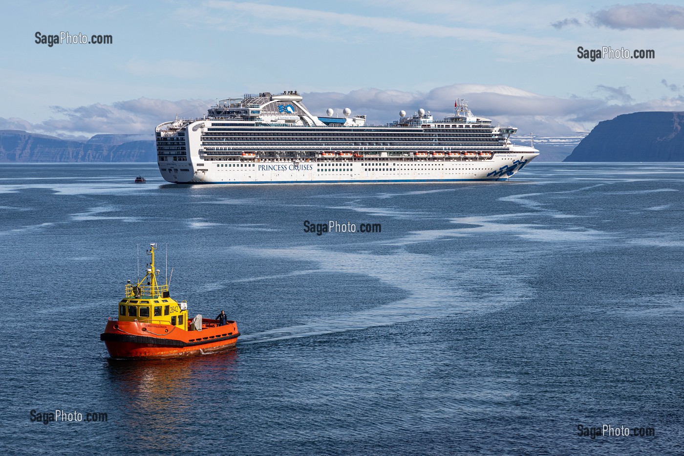 BATEAU PILOTE DEVANT LE BATEAU DE CROISIERE SAPPHIRE PRINCESS DE LA COMPAGNIE MARITIME AMERICAINE PRINCESS CRUISES, FJORD ISAFJARDARJUP, BAIE DE ISAFJORDUR, ISLANDE, EUROPE 