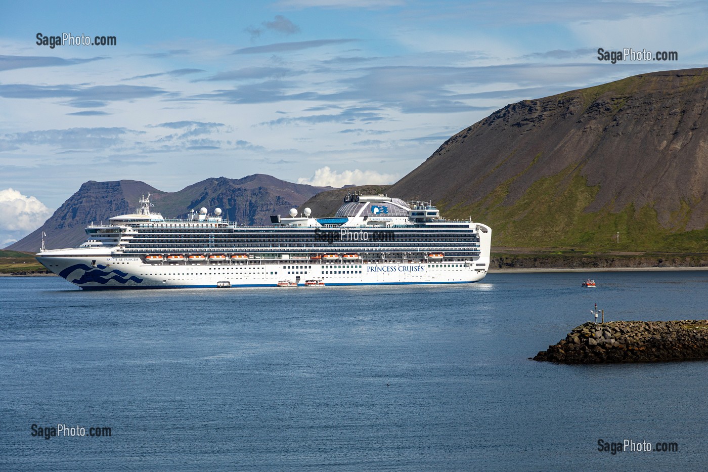 BATEAU DE CROISIERE SAPPHIRE PRINCESS DE LA COMPAGNIE MARITIME AMERICAINE PRINCESS CRUISES, FJORD ISAFJARDARJUP, BAIE DE ISAFJORDUR, ISLANDE, EUROPE 