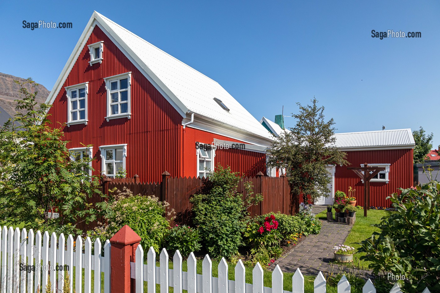 MAISONS TYPIQUES EN BOIS COLORES AVEC LEUR PETIT JARDIN D'ETE, ISAFJORDUR, ISLANDE, EUROPE 