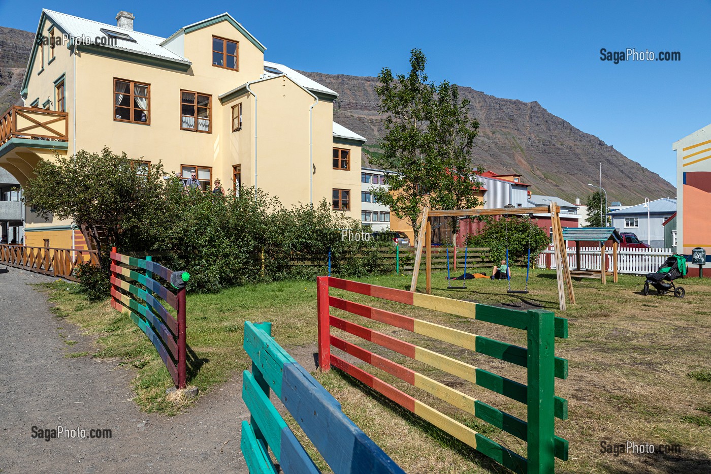 JARDIN PUBLIC DEVANT L'HOTEL ASBYRGI, ISAFJORDUR, ISLANDE, EUROPE 