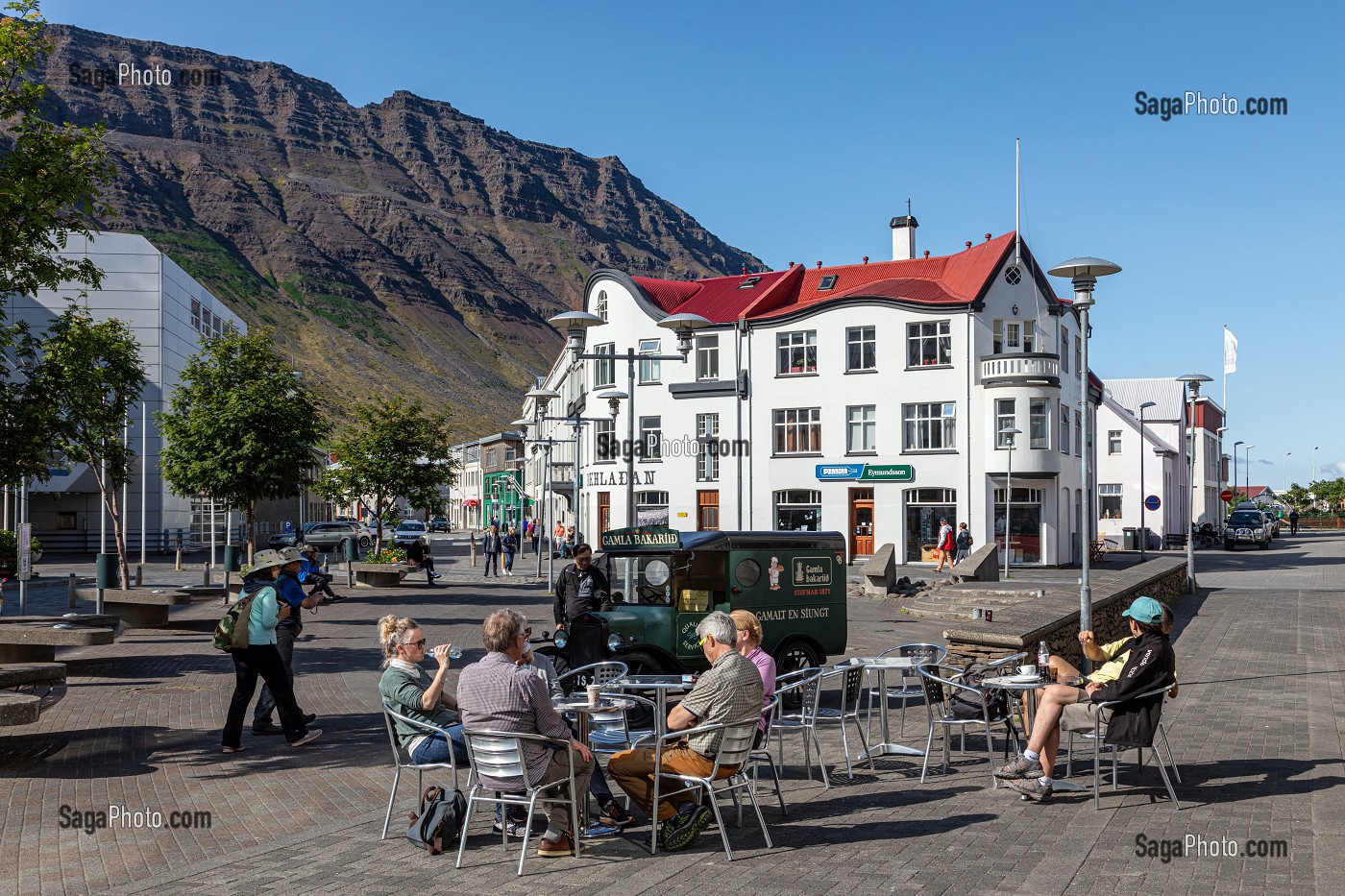 TERRASSE EN CENTRE-VILLE DEVANT LA LIBRAIRIE POUR ENFANTS EYMUNDSSON, ISAFJORDUR, ISLANDE, EUROPE 