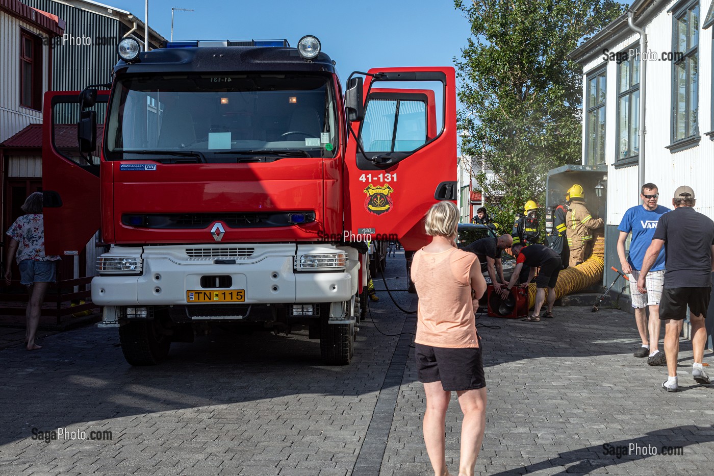 INTERVENTION DES SAPEURS-POMPIERS EN CENTRE-VILLE POUR UN FEU DE CAVE, ISAFJORDUR, ISLANDE, EUROPE 