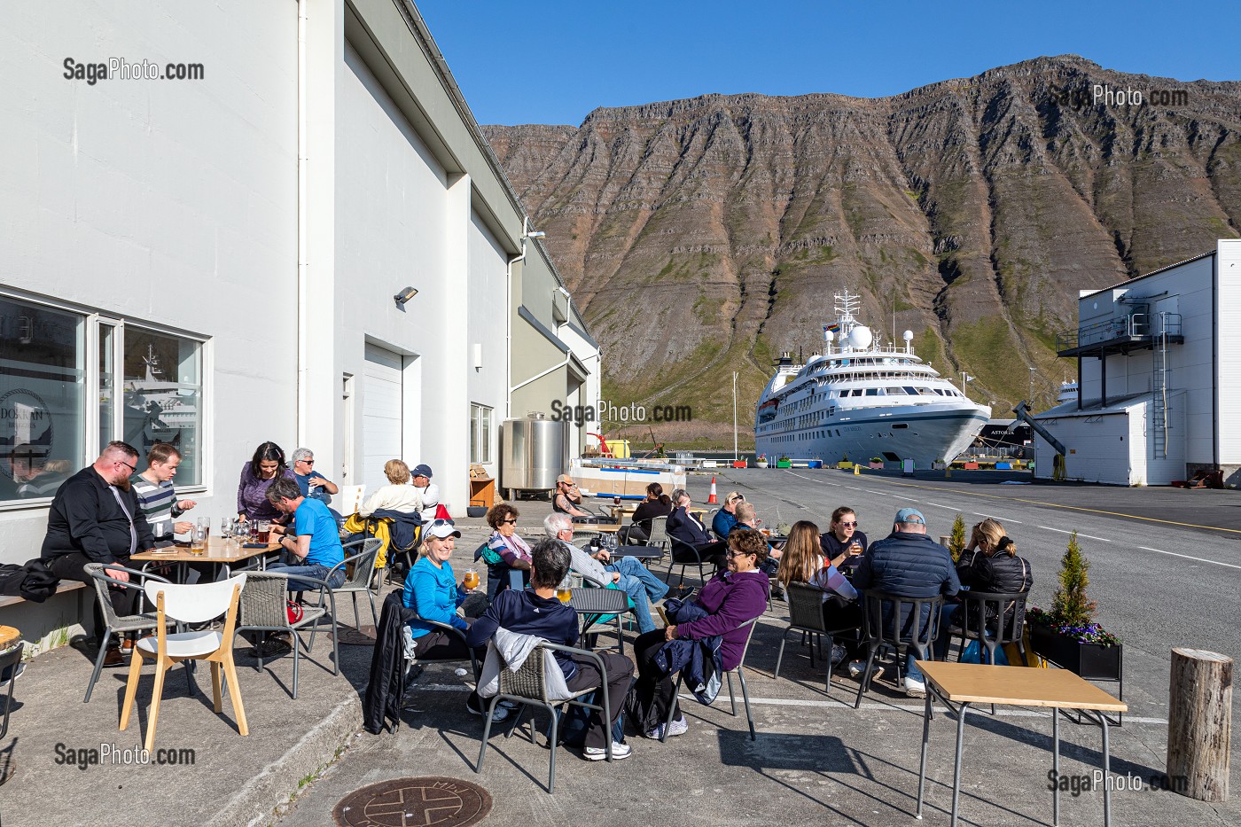 TERRASSE DU CAFE BRANCHE DOKKAN BRUGGHUS SUR LE PORT, ISAFJORDUR, ISLANDE, EUROPE 