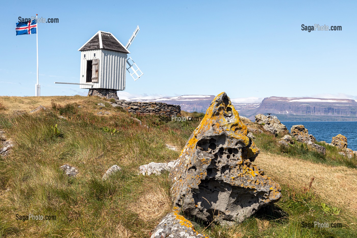 LE MOULIN A VENT DE L'LE DE VIGUR, RESERVE ORNITHOLOGIQUE D'OISEAUX MARINS, FJORD ISAFJARDARJUP, ISLANDE, EUROPE 