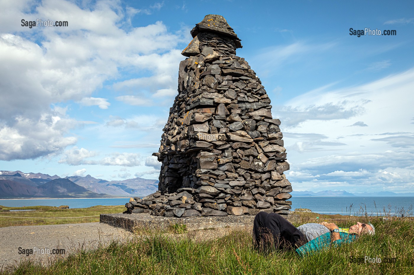 STATUE DE BARDUR SNAEFELLSAS, TROLL MI-HOMME, MI-OGRE QUI PROTEGE LA PENINSULE, PRESQU'ILE VOLCANIQUE DE GRUNDARFJORDUR, PENINSULE DE SNAEFFELSNES DECRITE DANS LE ROMAN DE JULES VERNES, ARNARSTAPI, ISLANDE 