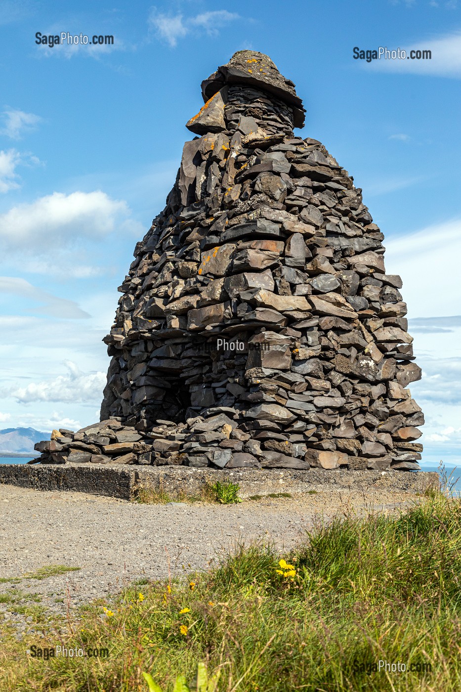 STATUE DE BARDUR SNAEFELLSAS, TROLL MI-HOMME, MI-OGRE QUI PROTEGE LA PENINSULE, PRESQU'ILE VOLCANIQUE DE GRUNDARFJORDUR, PENINSULE DE SNAEFFELSNES DECRITE DANS LE ROMAN DE JULES VERNES, ARNARSTAPI, ISLANDE 