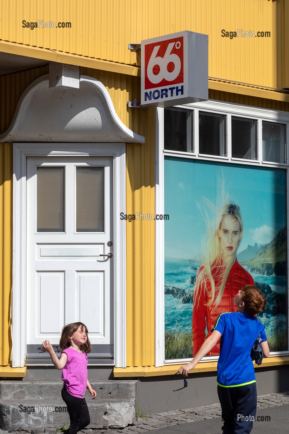 ENFANT JOUANT DEVANT LE MAGASIN DE LA MARQUE DE VETEMENTS 66 NORTH, CENTRE-VILLE DE REYKJAVIK, ISLANDE, EUROPE 