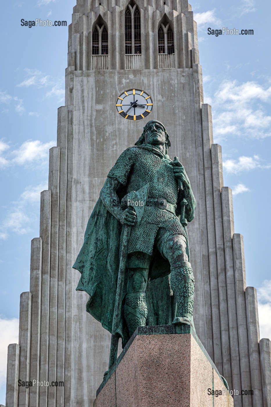 STATUE DE LEIF ERIKSSON, FILS DE ERIK LE ROUGE, EXPLORATEUR ISLANDAIS, CATHEDRALE MODERNE DE HALLGRIMSKIRKJA, REYKJAVIK, ISLANDE 