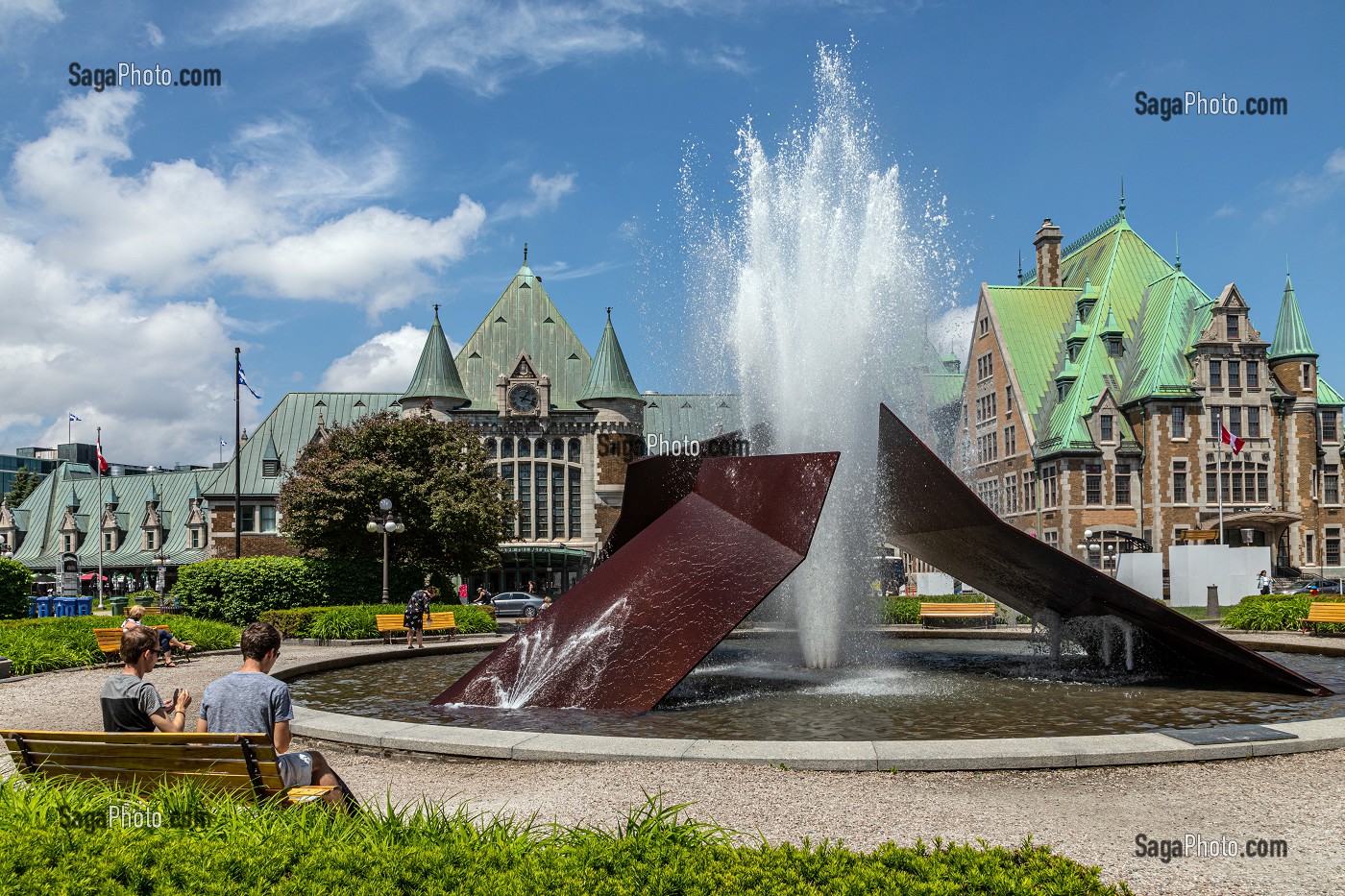 FONTAINE ECLATEMENT II DE LA PLACE JEAN PELLETIER DEVANT LA GARE DU PALAIS, GARE FERROVIAIRE ET ROUTIERE, QUEBEC, CANADA 