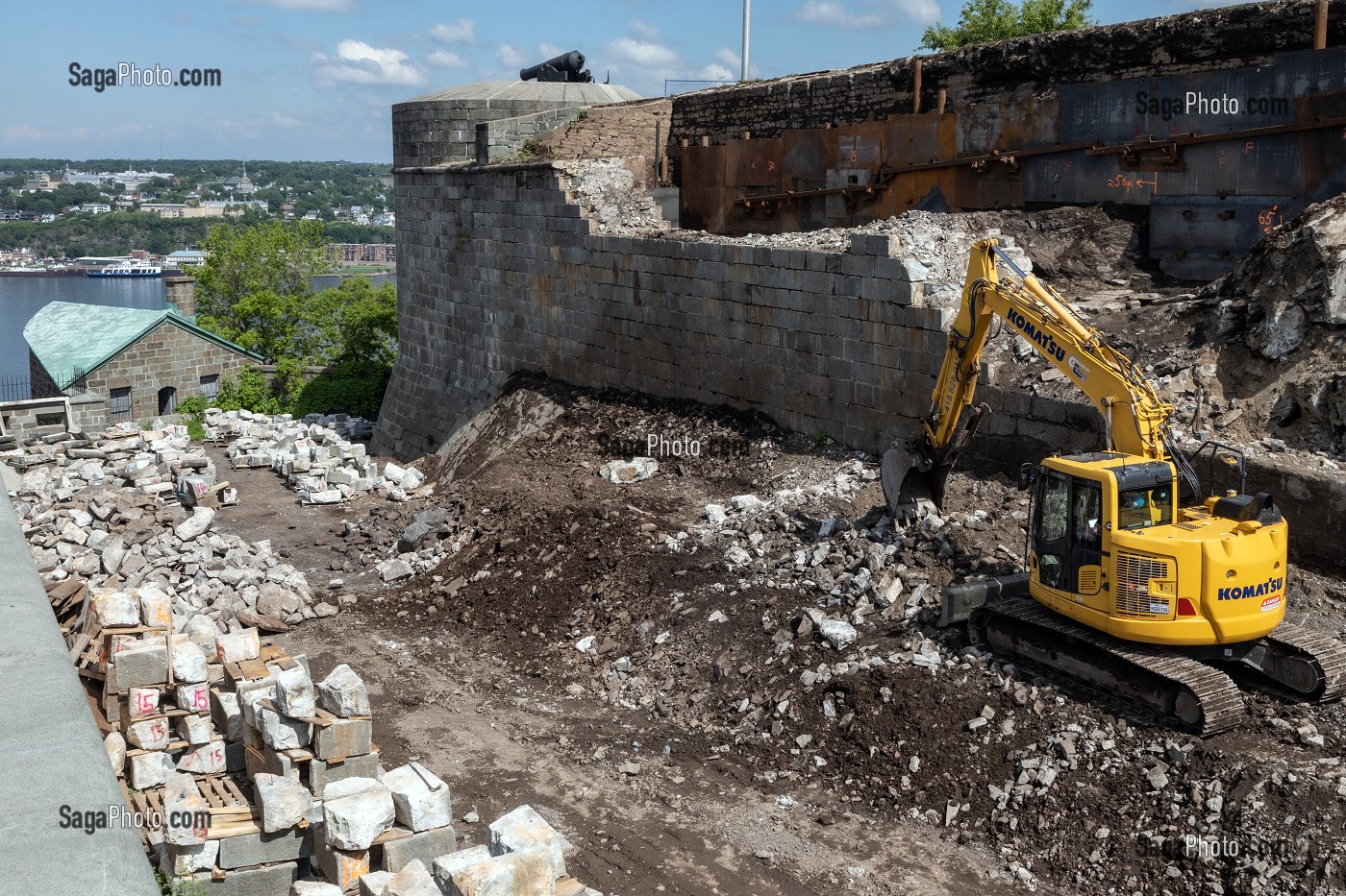 TRACTOPELLE DEVANT LES FORTIFICATIONS, CHANTIER DE RESTAURATION DE LA CITADELLE, QUEBEC, CANADA 