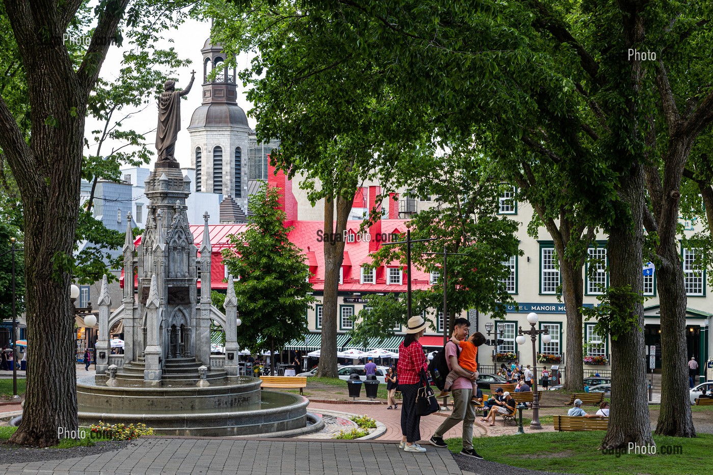 TOURISTES ETRANGERS DEVANT LA FONTAINE DE LA PLACE D'ARMES, QUEBEC, CANADA 
