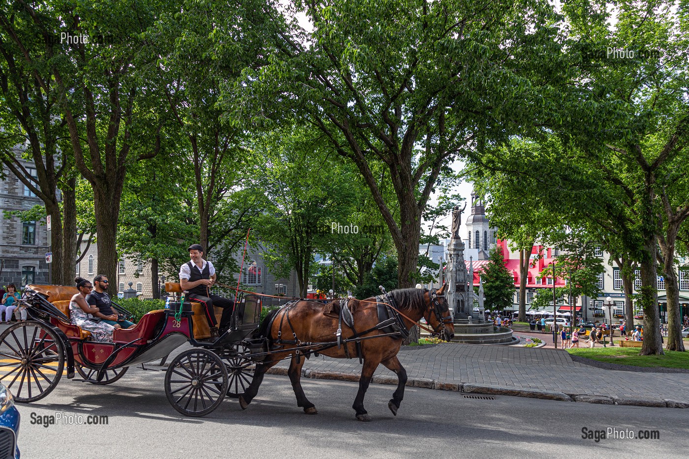 TOURISTES ETRANGERS EN BALADE EN CALECHE DEVANT LA FONTAINE DE LA PLACE D'ARMES, QUEBEC, CANADA 