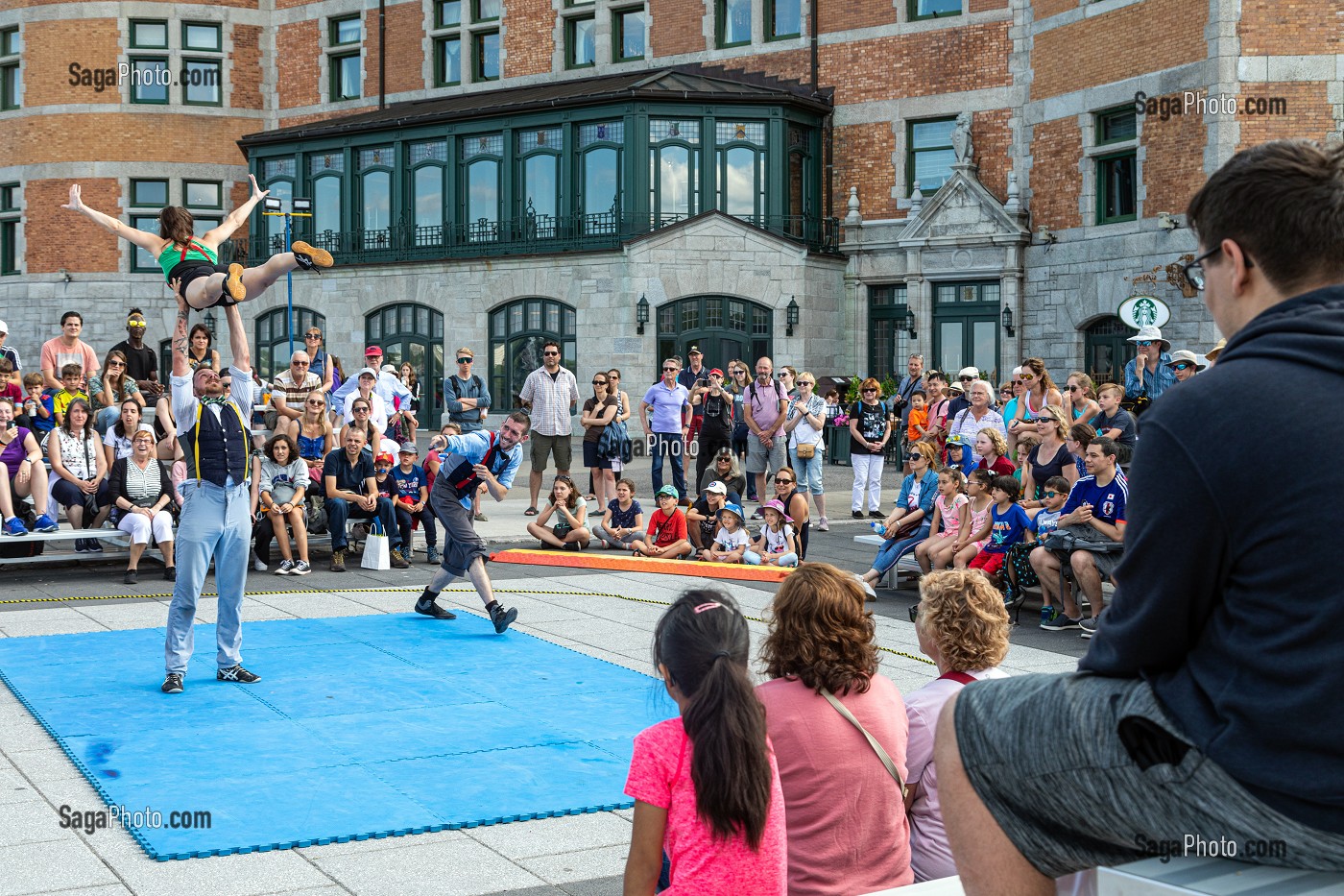 SPECTACLE DE RUE DEVANT LE CHATEAU DE FRONTENAC, RUE DES CARRIERES, QUEBEC, CANADA 