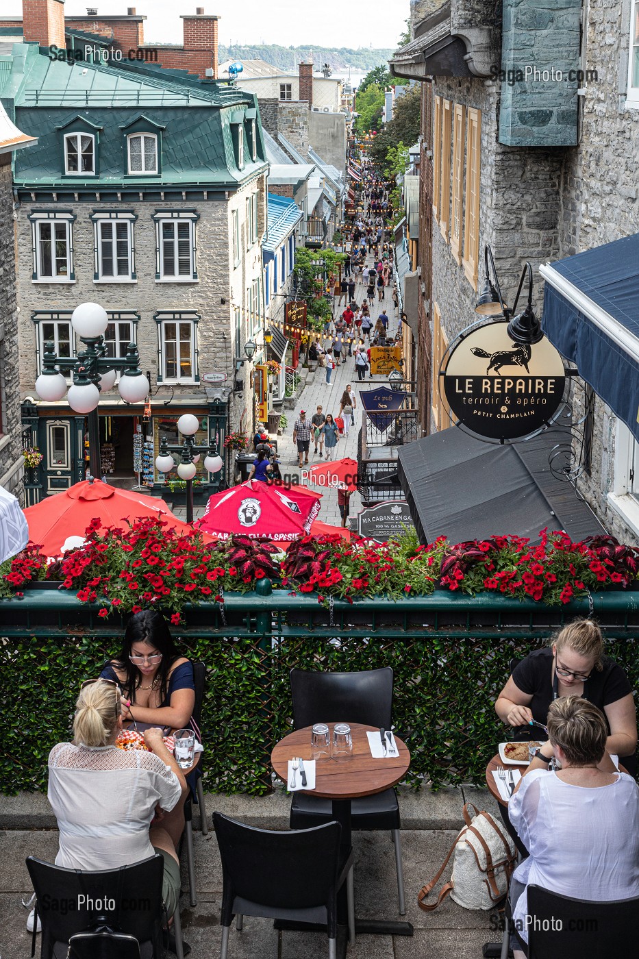 TERRASSES ET BOUTIQUES, RUE DU PETIT CHAMPLAIN, QUARTIER ANIME ET COMMERCANT, QUEBEC, CANADA 