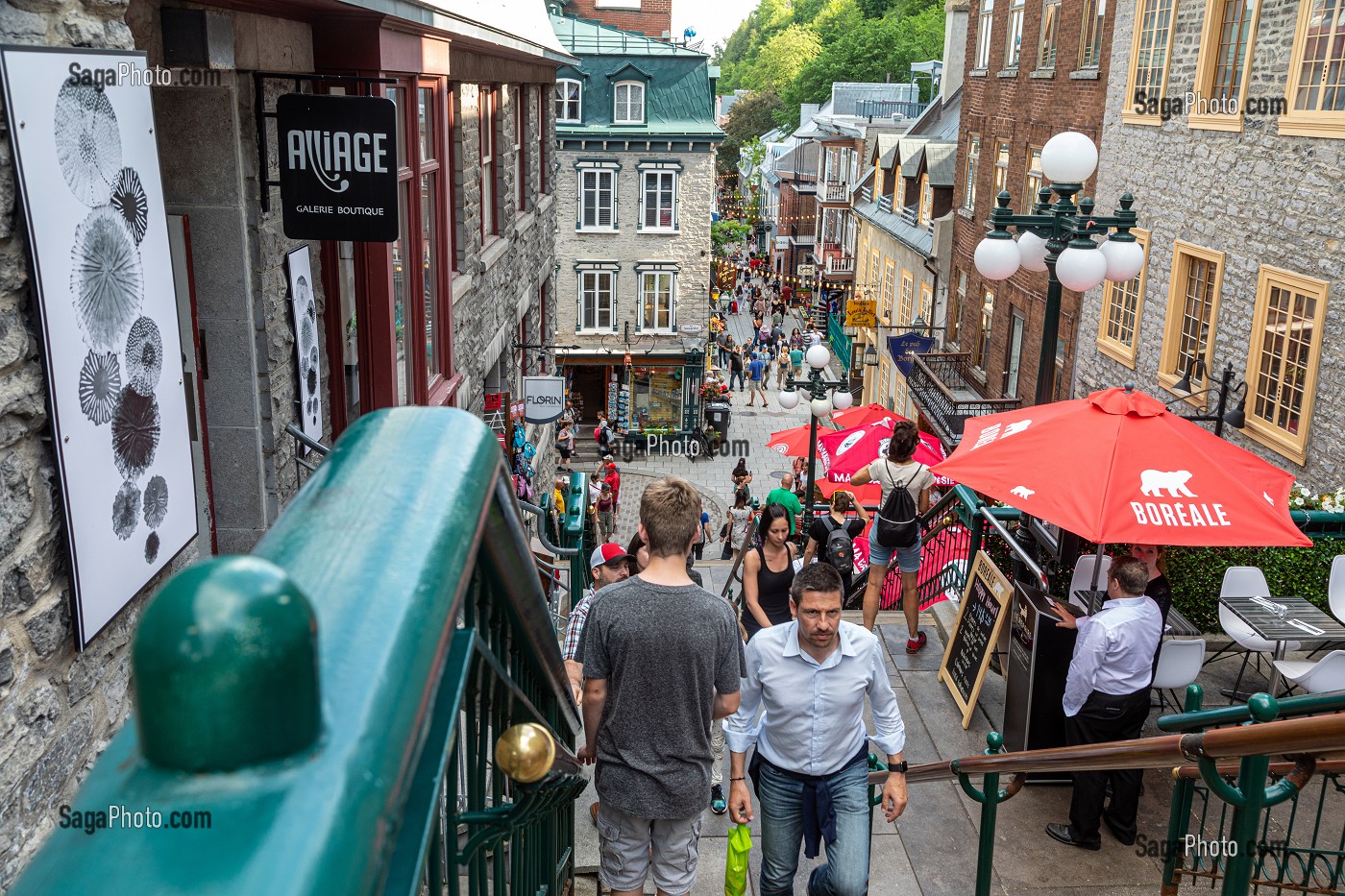 TERRASSES ET BOUTIQUES, RUE DU PETIT CHAMPLAIN, QUARTIER ANIME ET COMMERCANT, QUEBEC, CANADA 