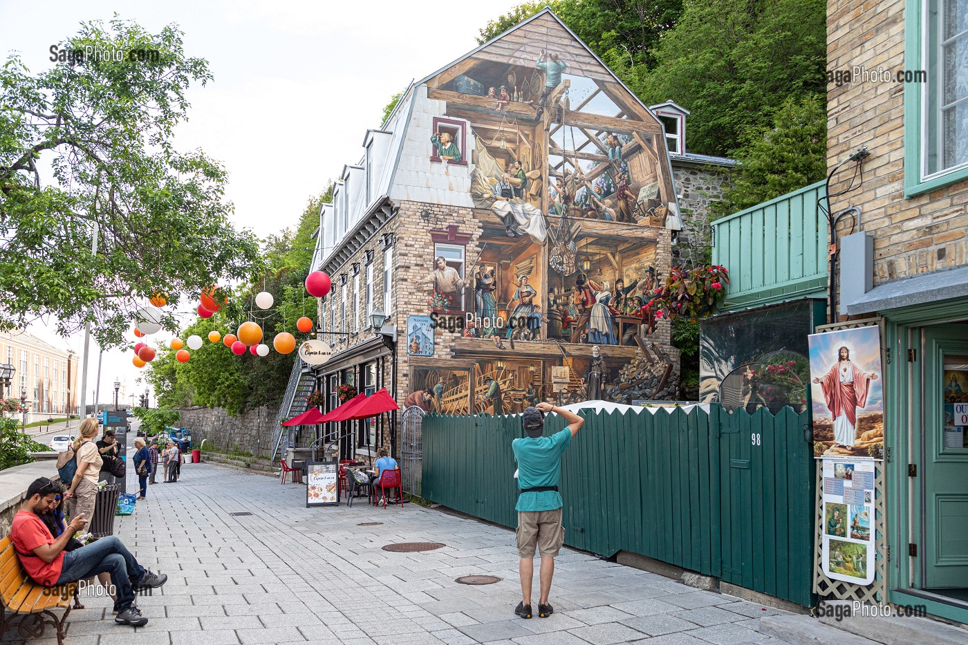 LA FRESQUE HISTORIQUE DU QUARTIER, RUE DU PETIT CHAMPLAIN, QUARTIER ANIME ET COMMERCANT, QUEBEC, CANADA 