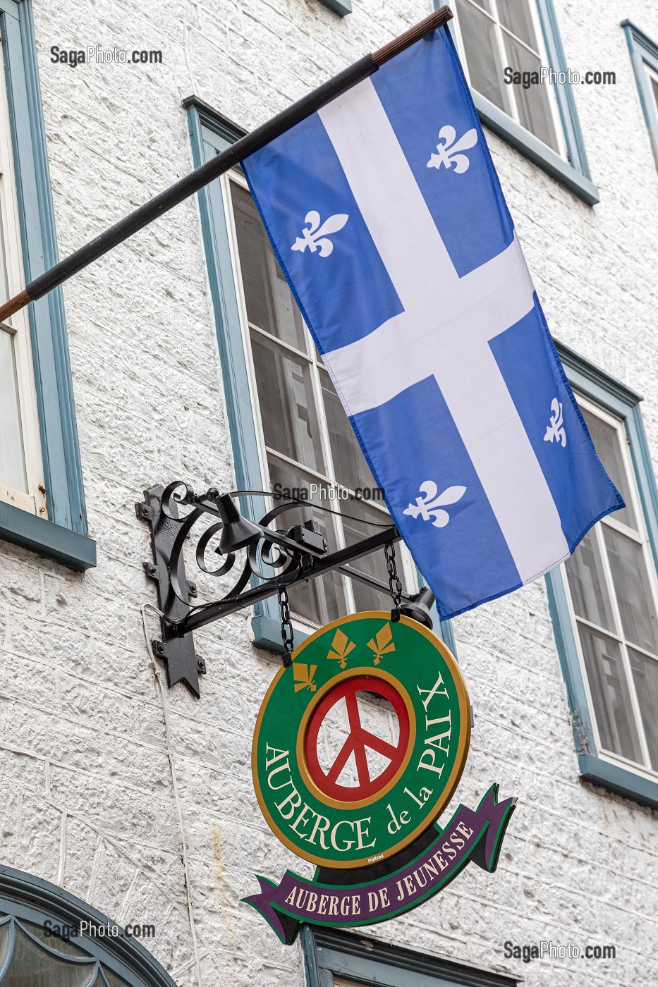 DRAPEAU QUEBECOIS SUR LA FACADE DE L'AUBERGE DE LA PAIX, AUBERGE DE JEUNESSE DE LA VILLE, RUE COUILLARD, QUEBEC, CANADA 