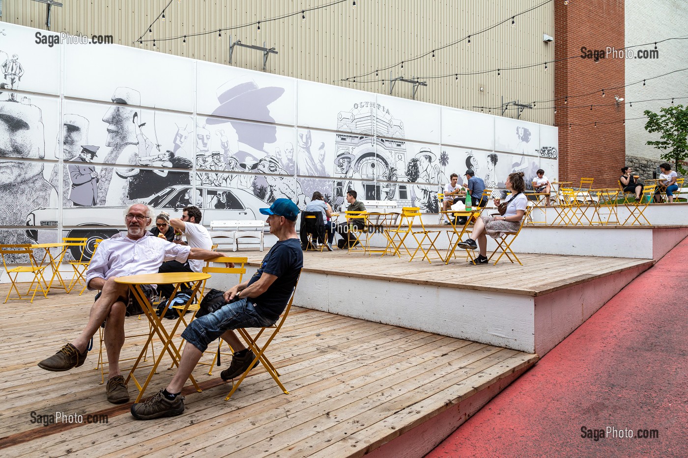 TABLES DANS LA RUE DEVANT UNE FRESQUE MURALE, PASSAGE OLYMPIA, RUE SAINT-JEAN, QUEBEC, CANADA 