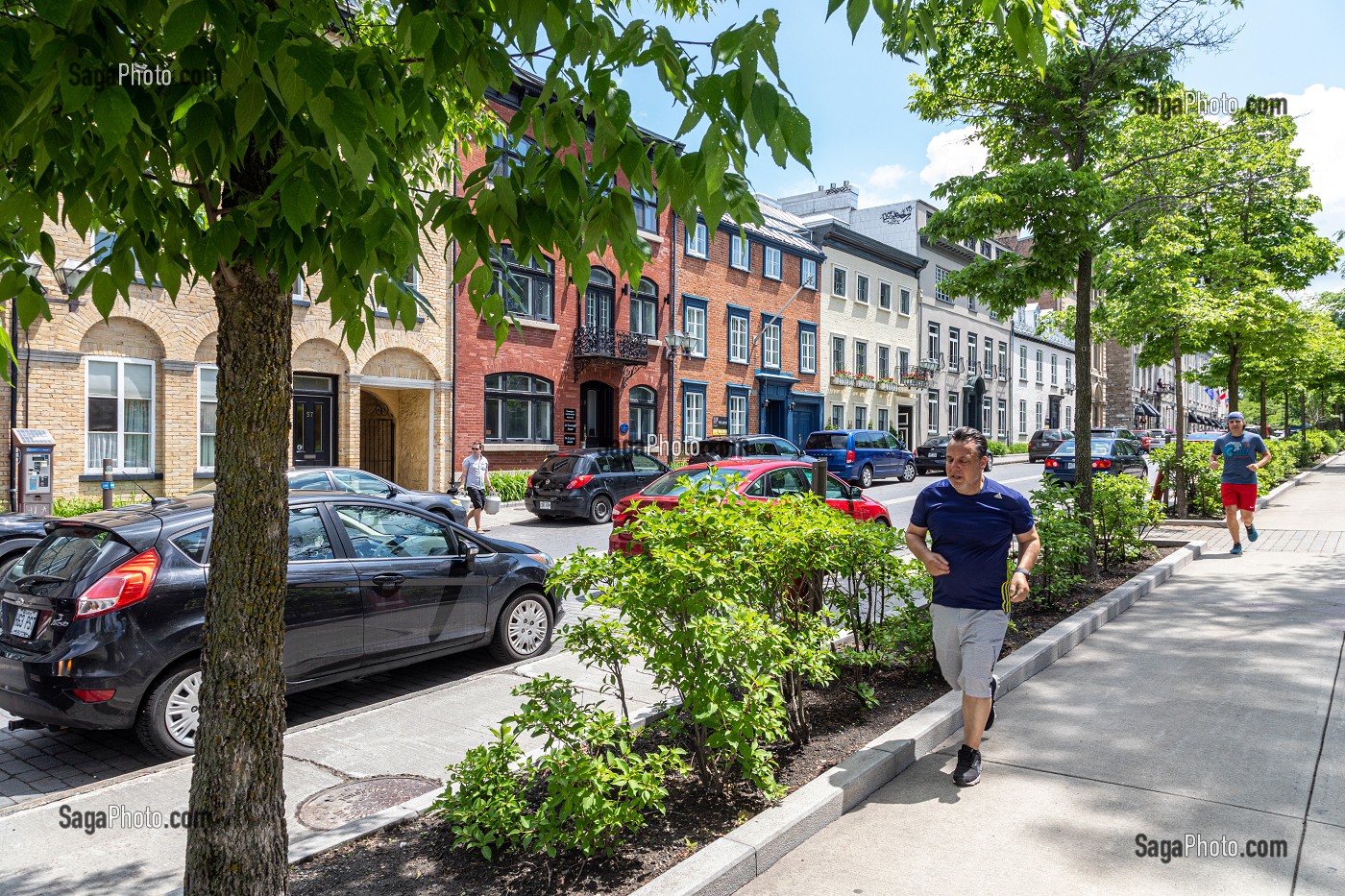 JOGGING DANS LA RUE D'AUTEUIL, VILLE DE QUEBEC, CANADA 