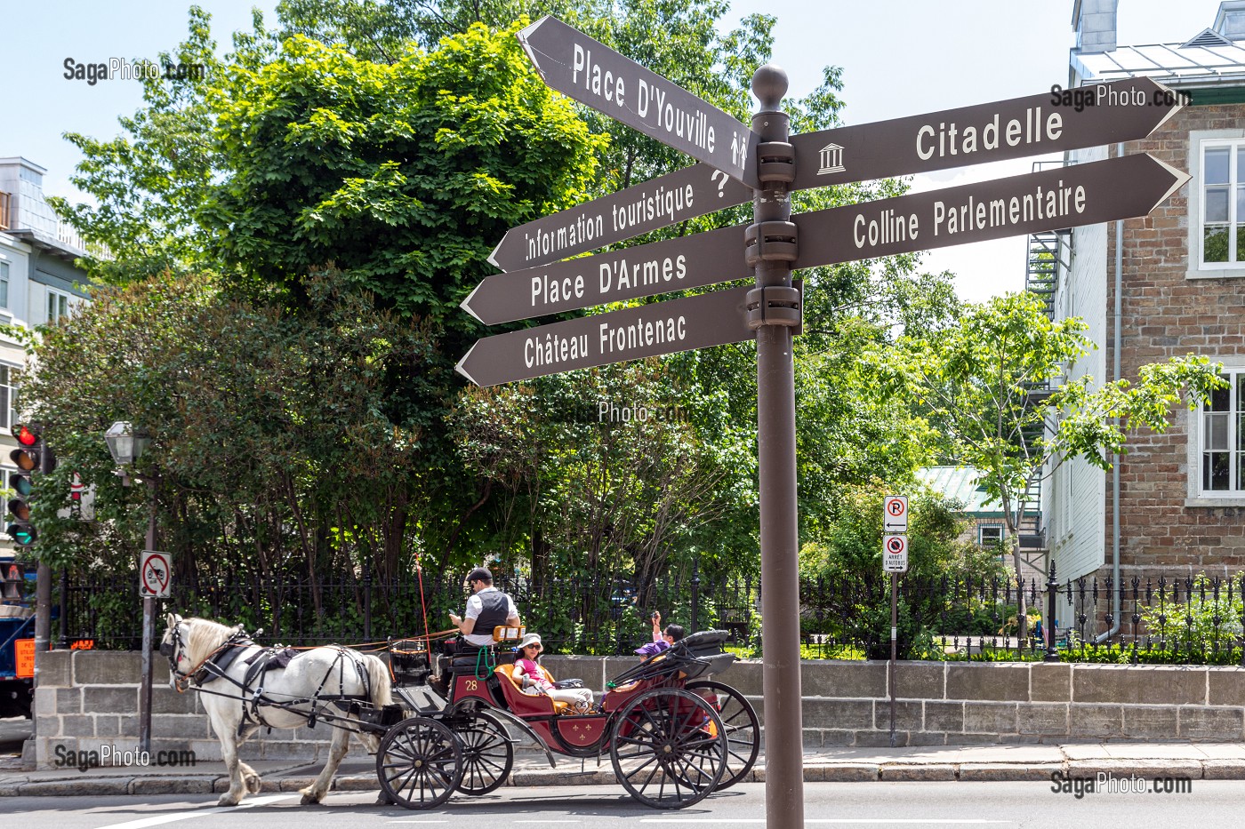 CALECHES POUR LES TOURISTES DEVANT LES PANNEAUX DE SIGNALISATION DES DIFFERENTS CENTRES D'INTERET (PLACE D'ARMES, CITADELLE, CHATEAU FRONTENAC, INFORMATIONS TOURISTIQUES...), RUE D'AUTEUIL, VILLE DE QUEBEC, CANADA 