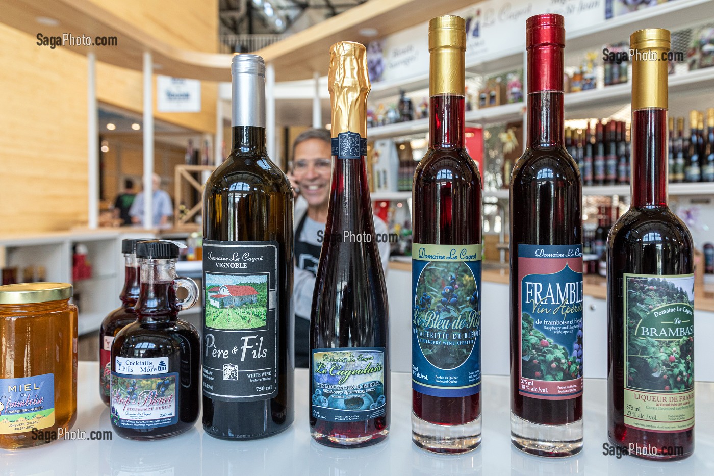 VENTE DE PRODUITS REGIONAUX VIN ET LIQUEURS A BASE DE BLEUET ET FRAMBOISES, LE GRAND MARCHE, BOULEVARD WILFRID HAMEL, QUEBEC, CANADA 