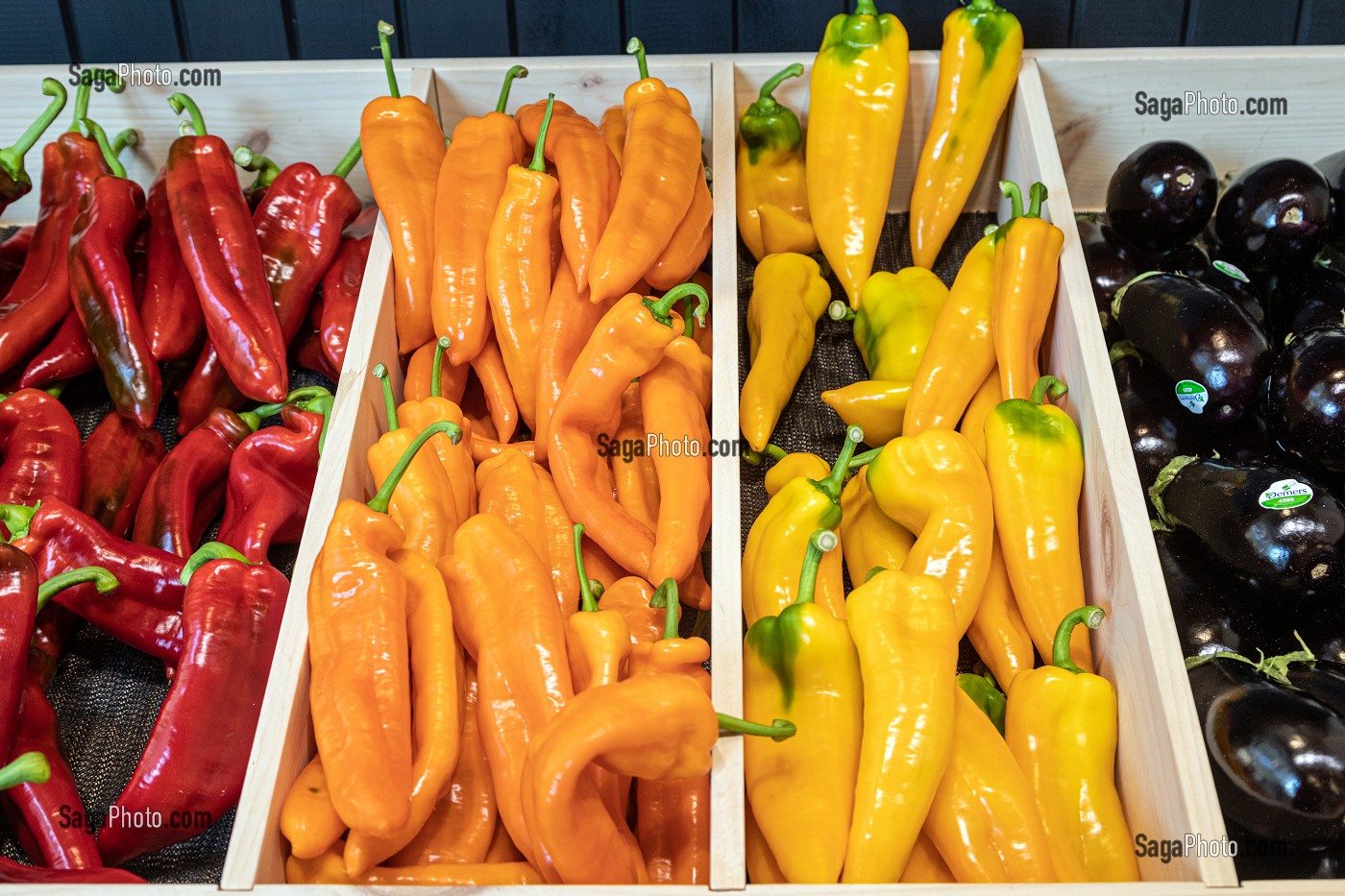 POIVRONS DE COULEUR ET AUBERGINES, LEGUMES DE PRODUCTION REGIONALE, LE GRAND MARCHE, BOULEVARD WILFRID HAMEL, QUEBEC, CANADA 