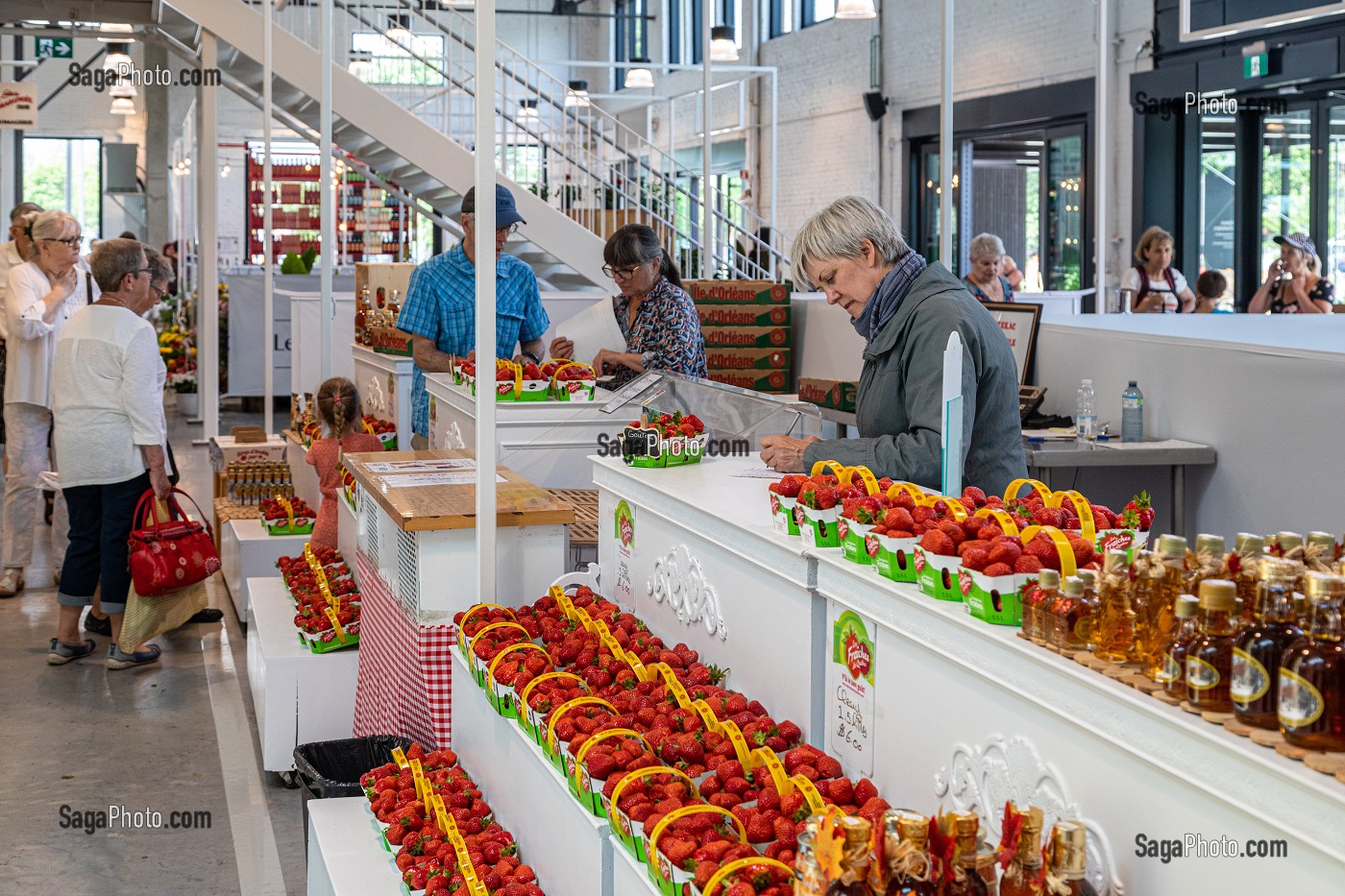 FRAISES FRAICHES, FRUITS DE PRODUCTION REGIONALE, LE NOUVEAU GRAND MARCHE, BOULEVARD WILFRID HAMEL, QUEBEC, CANADA 