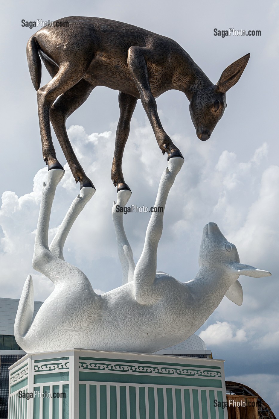 OEUVRE LA RENCONTRE DES ARTISTES COOKE ET SASSEVILLE, DEUX JEUNES CERFS EN EQUILIBRE DANS UN JEU DE MIROIR, PLACE BELIVEAU DEVANT LE GRAND MARCHE, QUEBEC, CANADA 