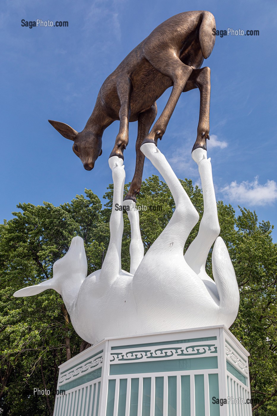 OEUVRE LA RENCONTRE DES ARTISTES COOKE ET SASSEVILLE, DEUX JEUNES CERFS EN EQUILIBRE DANS UN JEU DE MIROIR, PLACE BELIVEAU DEVANT LE GRAND MARCHE, QUEBEC, CANADA 