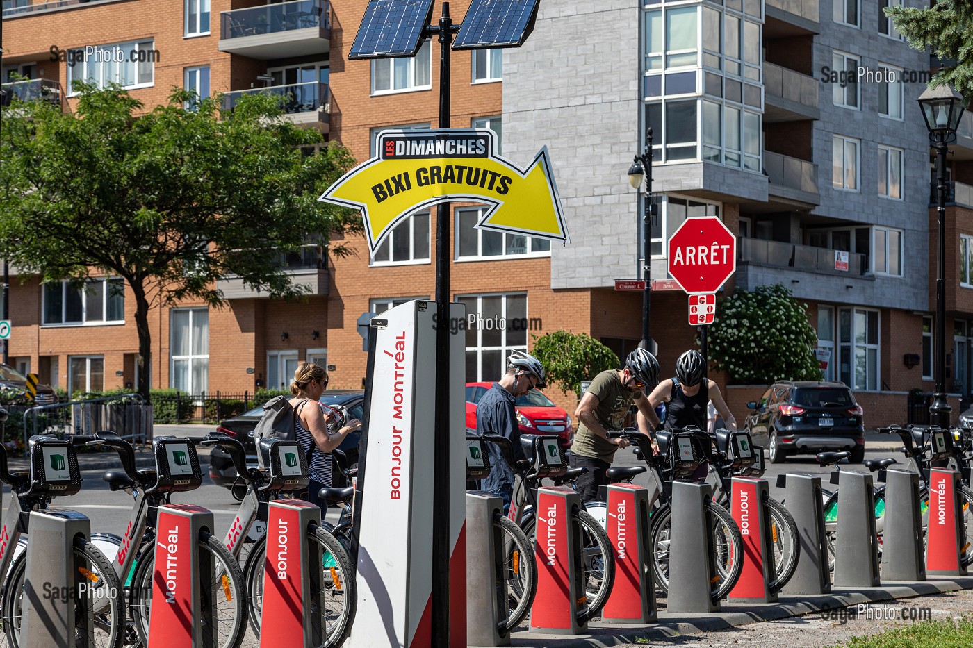 STATION DE VELO BIXI EN LIBRE SERVICE, GRATUIT LES DIMANCHES, MONTREAL, QUEBEC, CANADA 