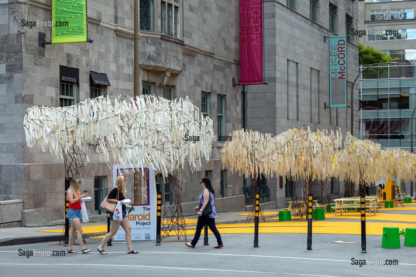 EXPOSITION EN PLEIN AIR ORGANISEE PAR LE MUSEE MCCORD MUSEUM, RUE SHERBROOKE, MONTREAL, QUEBEC, CANADA 