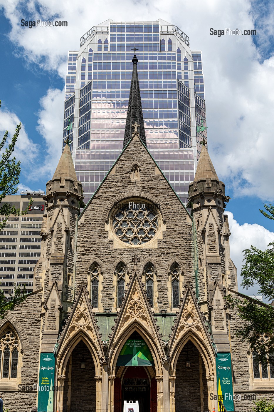 FACADE DE LA CATHEDRALE CHRIST CHURCH, RUE SAINTE-CATHERINE DEVANT L'IMMEUBLE GRATTE-CIEL KPMG, MONTREAL, QUEBEC, CANADA 