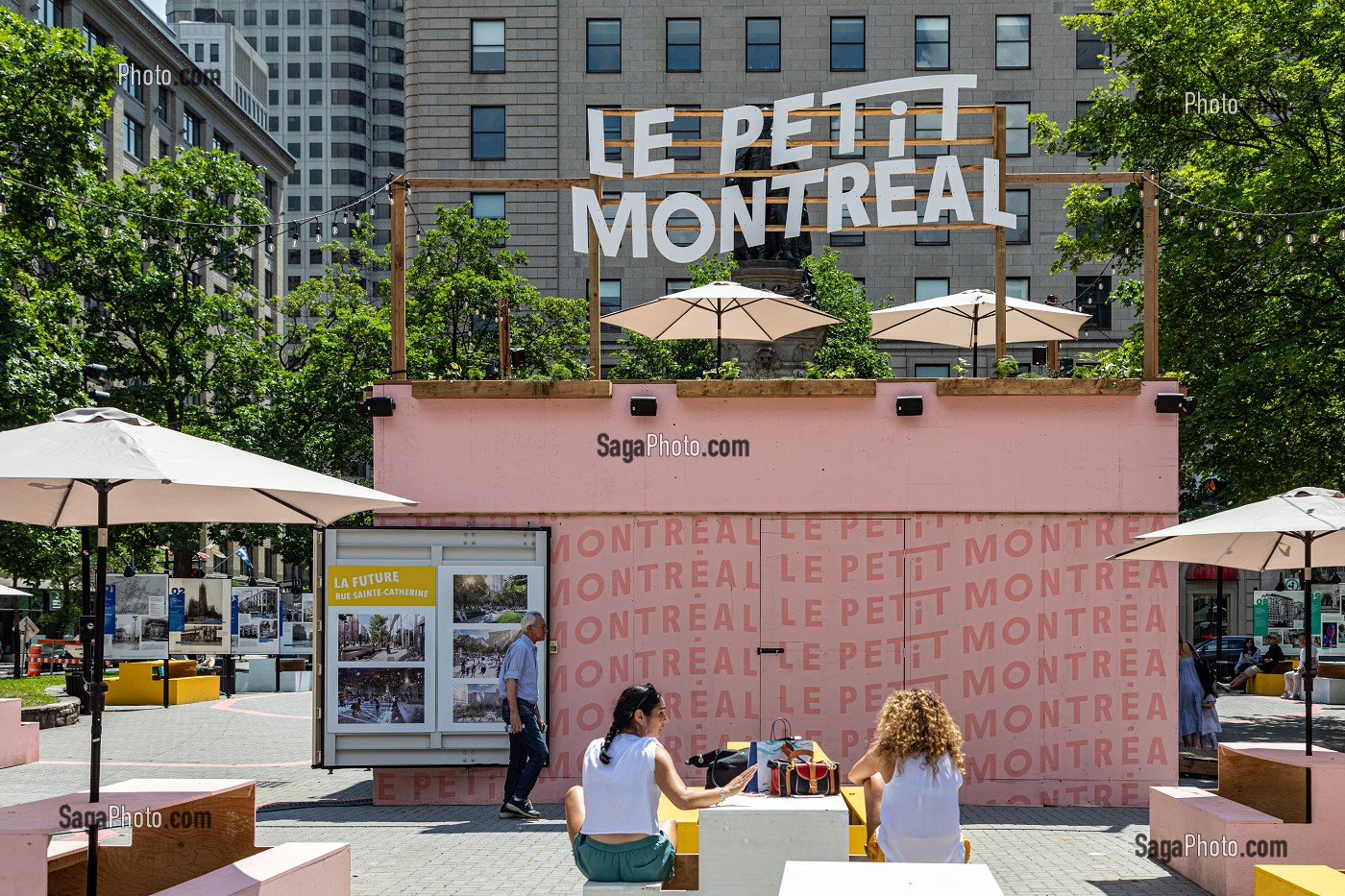 ESPACE LE PETIT MONTREAL DANS LA RUE SAINTE-CATHERINE EN TRAVAUX, MONTREAL, QUEBEC, CANADA 